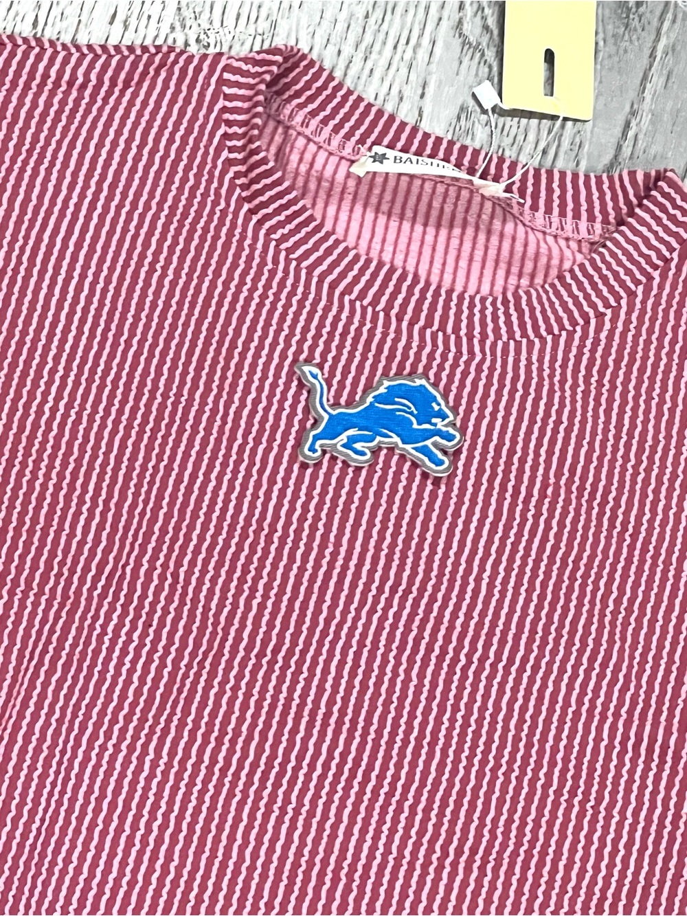 Detroit Lions Striped pink strawberry Crewneck top size Medium Women - Picture 4 of 4